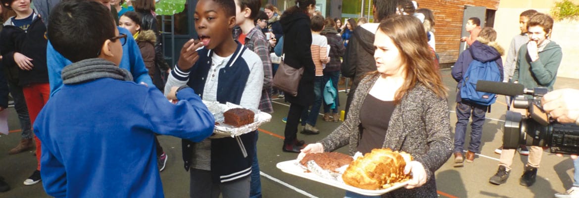 Après la séance de contes, les élèves partagent les gâteaux qu’ils ont préparés pour l’occasion