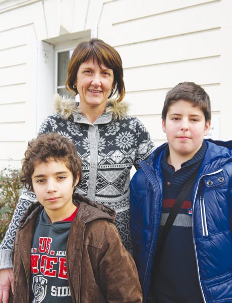 À Tours, Joëlle Rubert, professeur principal de la classe passerelle, avec deux élèves, Noam et Xavier - © M. Broussous