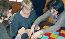 Les enseignants s’approprient en petits groupes l’outil de l’échiquier conçu par le père Faure pour comprendre la mécanique opératoire.