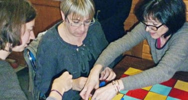 Les enseignants s’approprient en petits groupes l’outil de l’échiquier conçu par le père Faure pour comprendre la mécanique opératoire.