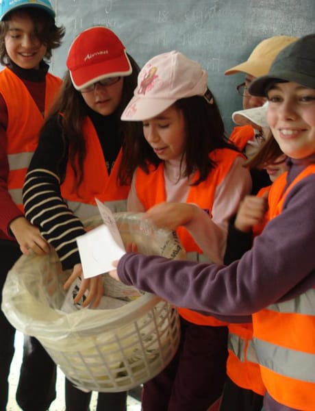 Les enfants inspectent les poubelles pour voir si le tri a bien été fait.