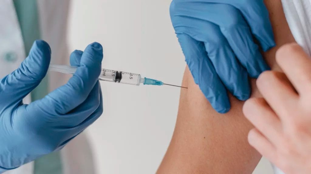 Vue de face du patient recevant son vaccin - @Freepik