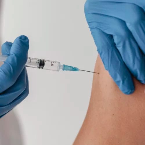 Vue de face du patient recevant son vaccin - @Freepik